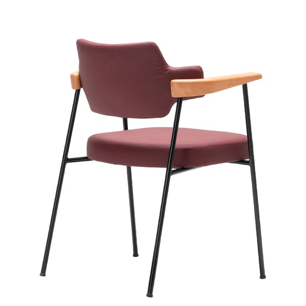 Sillón tapizado Aya con estructura metálica y brazos de madera