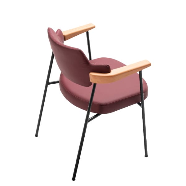 Sillón tapizado Aya con estructura metálica y brazos de madera