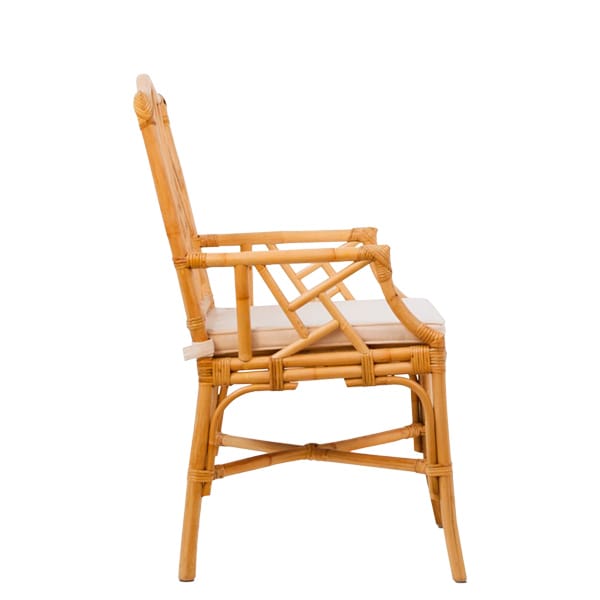 Sillón de madera Romo en caña natural con cojín