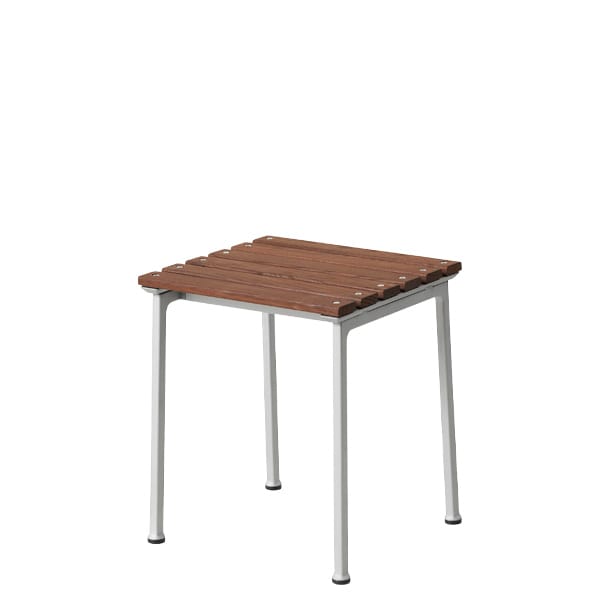 Taburete bajo Traverse de HAY en aluminio y madera