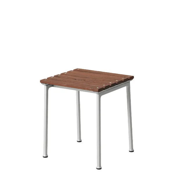 Taburete bajo Traverse de HAY en aluminio y madera