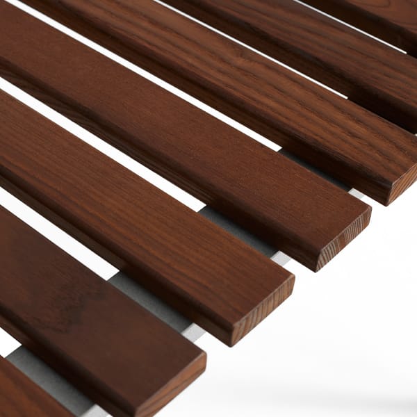 Detalle de las lamas de madera de fresno del taburete Traverse
