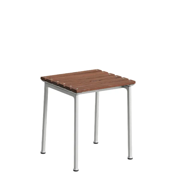 Taburete bajo Traverse de HAY en aluminio y madera