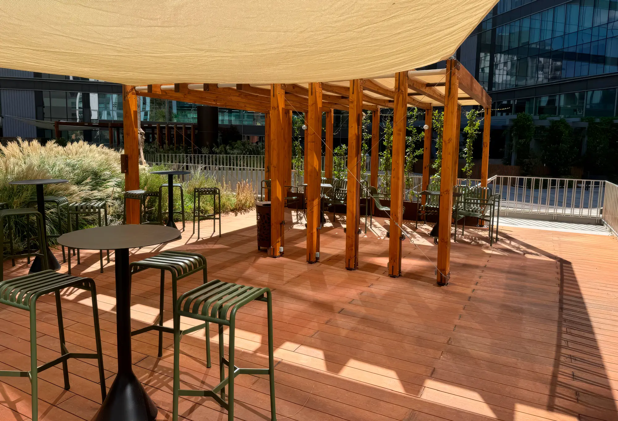 terraza cenadores madnum taburetes mesas altas metalicas palissade