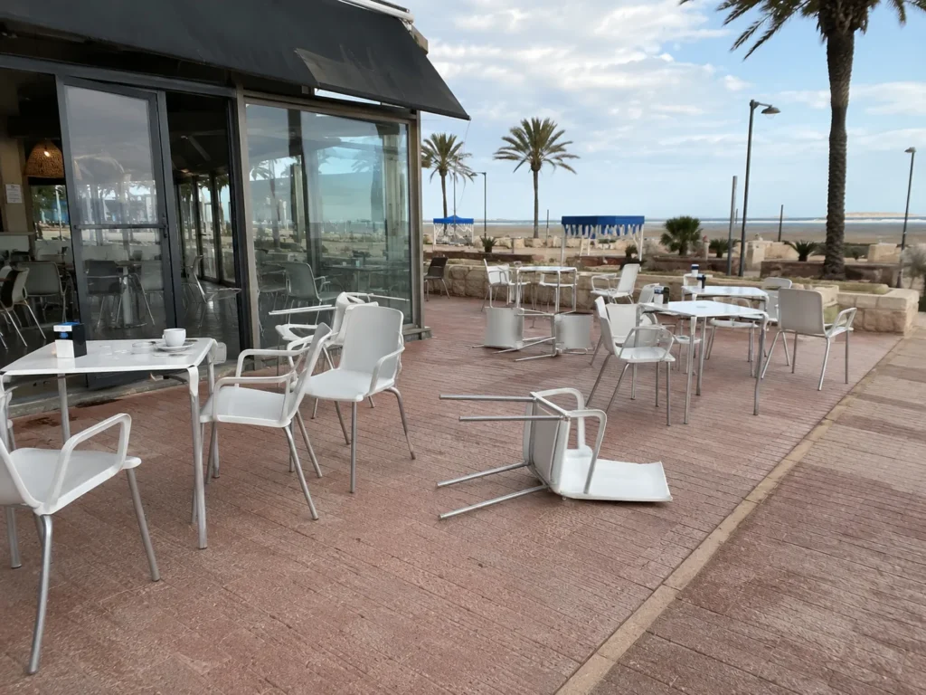 terraza descolocada movida por el viento cafeteria restaurante