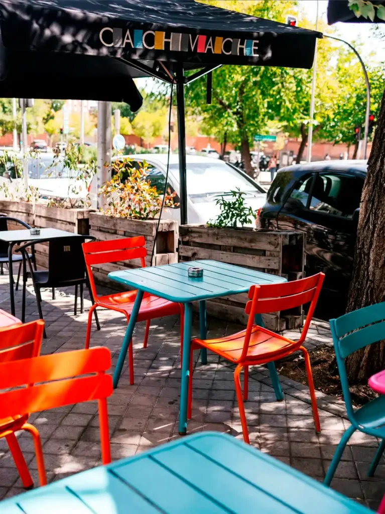 terraza-restaurante-taberna-cachivache-colorida-sillas-y-mesas-rojas