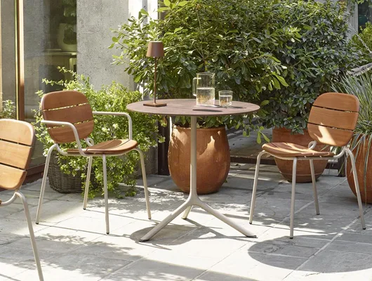 Silla de terraza estructura metalica y madera para hosteleria